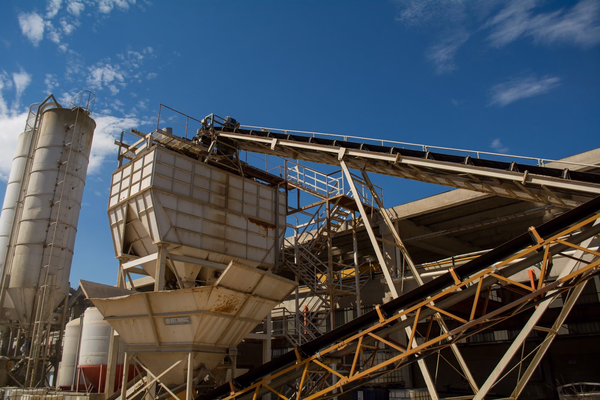 Silos à ciment, trémie et tapis d'alimentation d'une centrale à béton