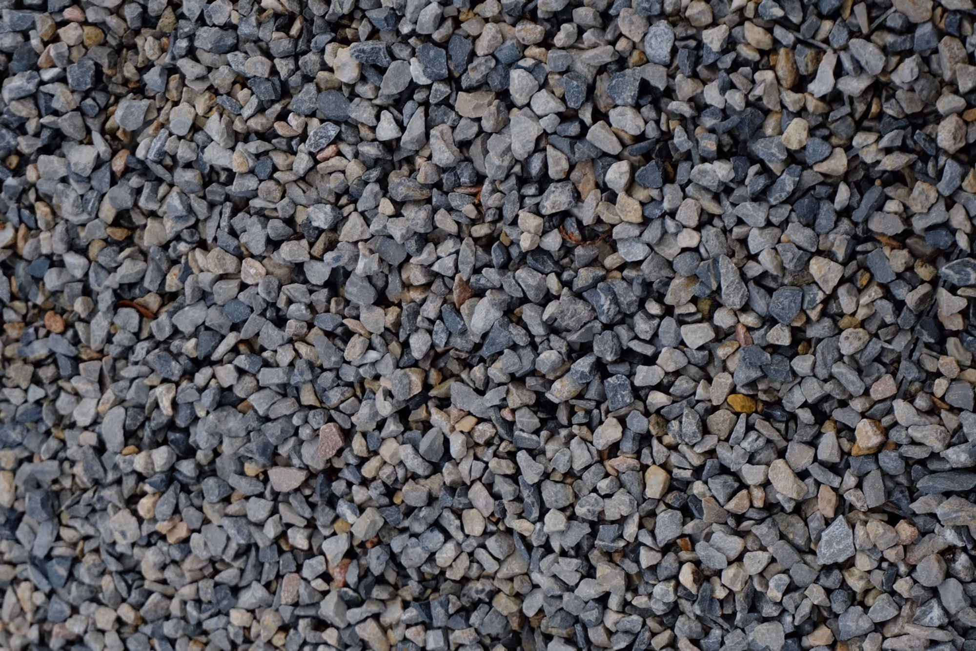 Gravette concassée aux arêtes vives, prête pour le béton